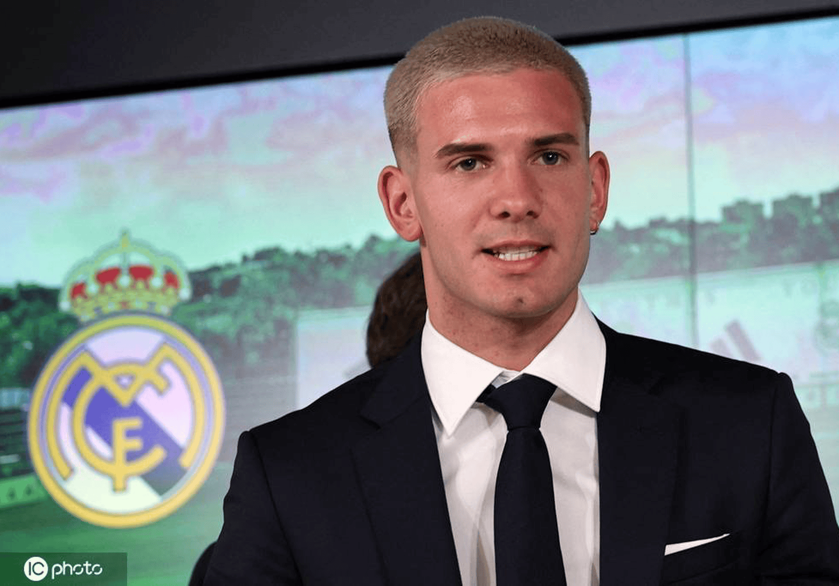 包含马斯坦托诺完成皇马首秀刚刚年满18岁的词条  第2张