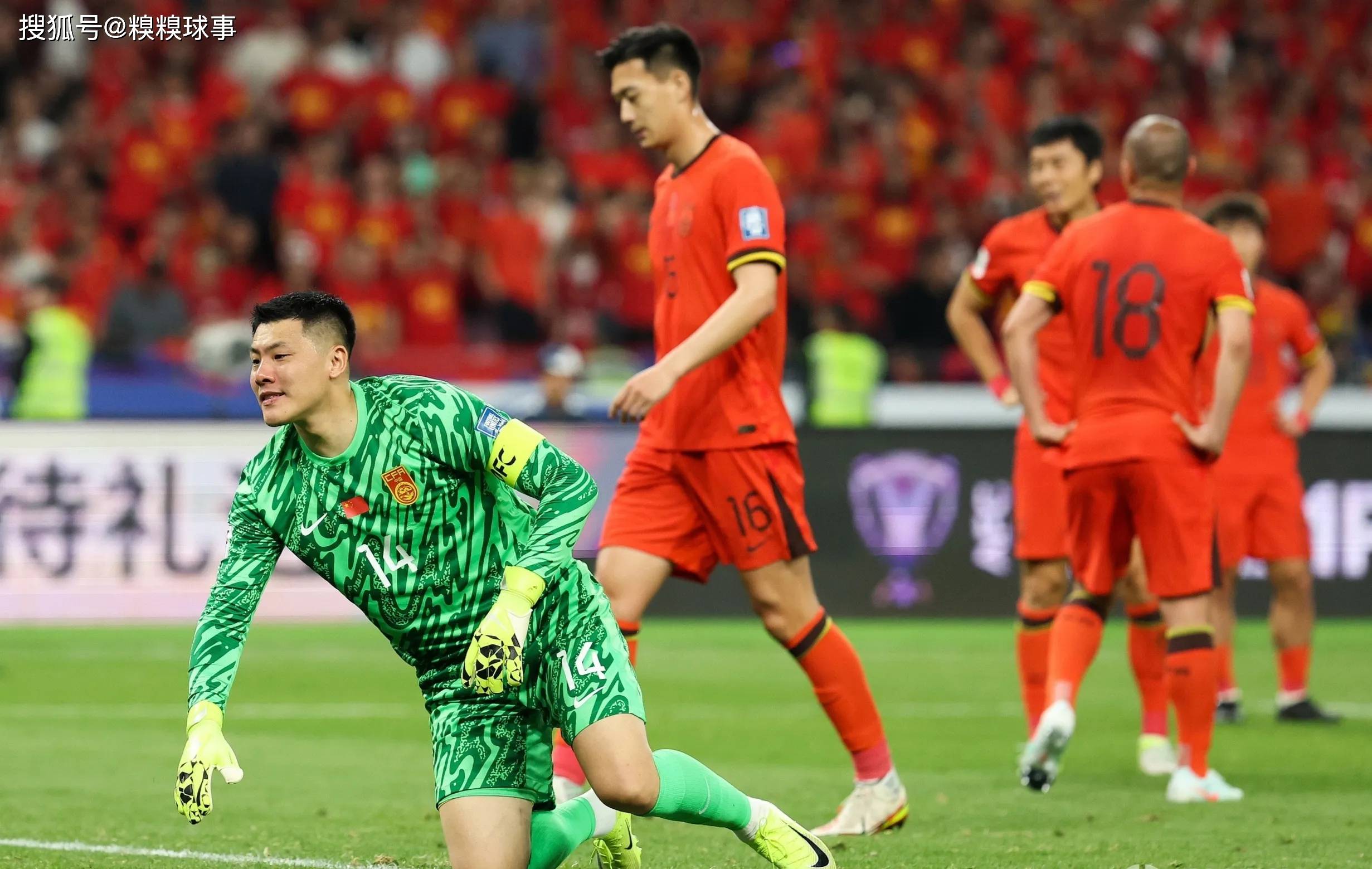 王大雷为扔队长袖标致歉球迷并不买账的简单介绍