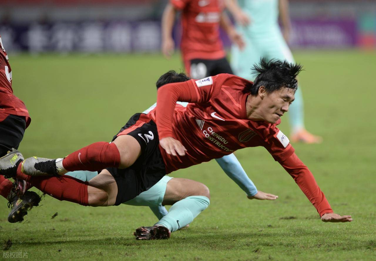 球迷向蔚山球员扔水瓶致蓉城被罚罚款3000美元的简单介绍