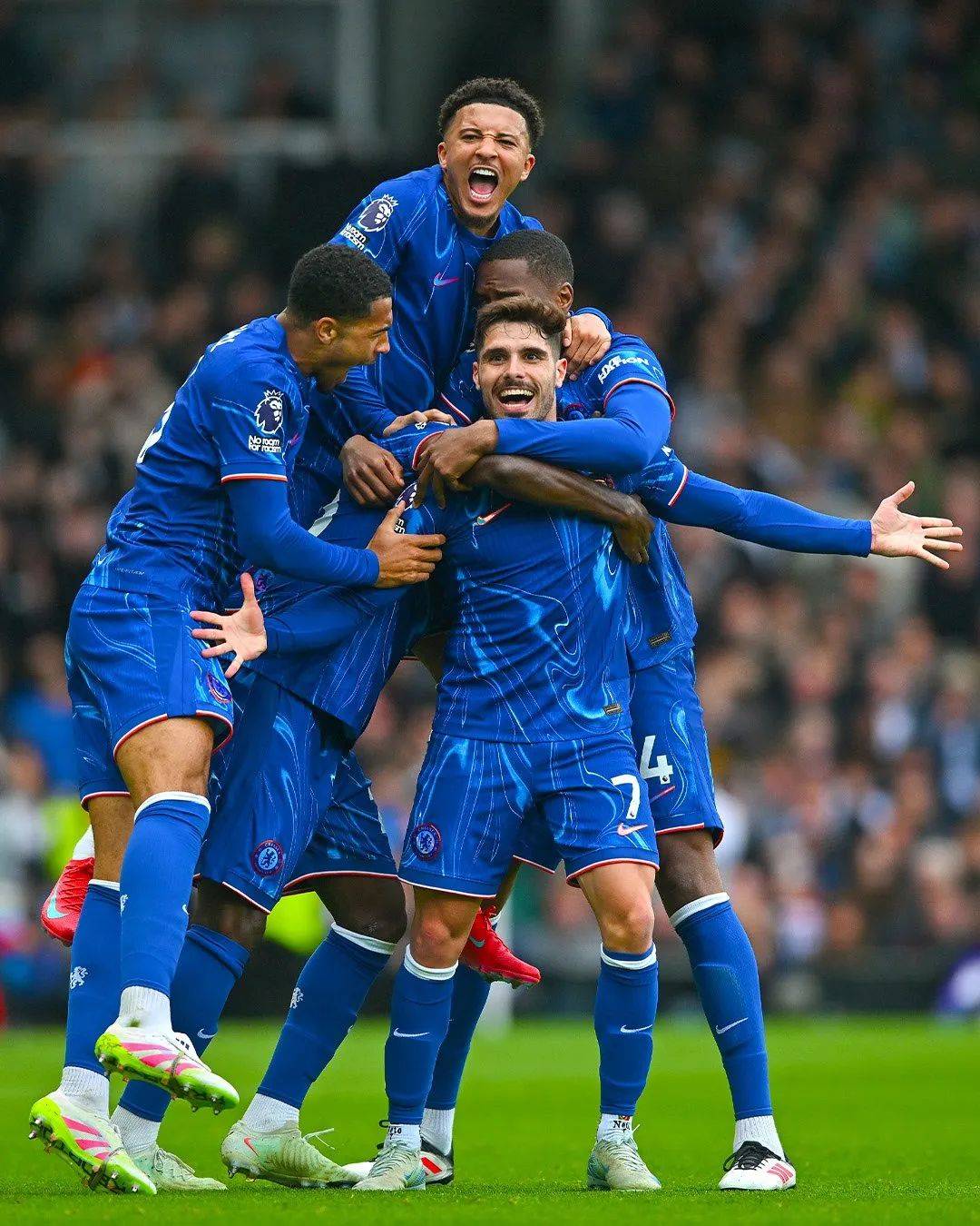 包含切尔西和贝蒂斯双方球迷发生冲突波兰警方进行干预的词条