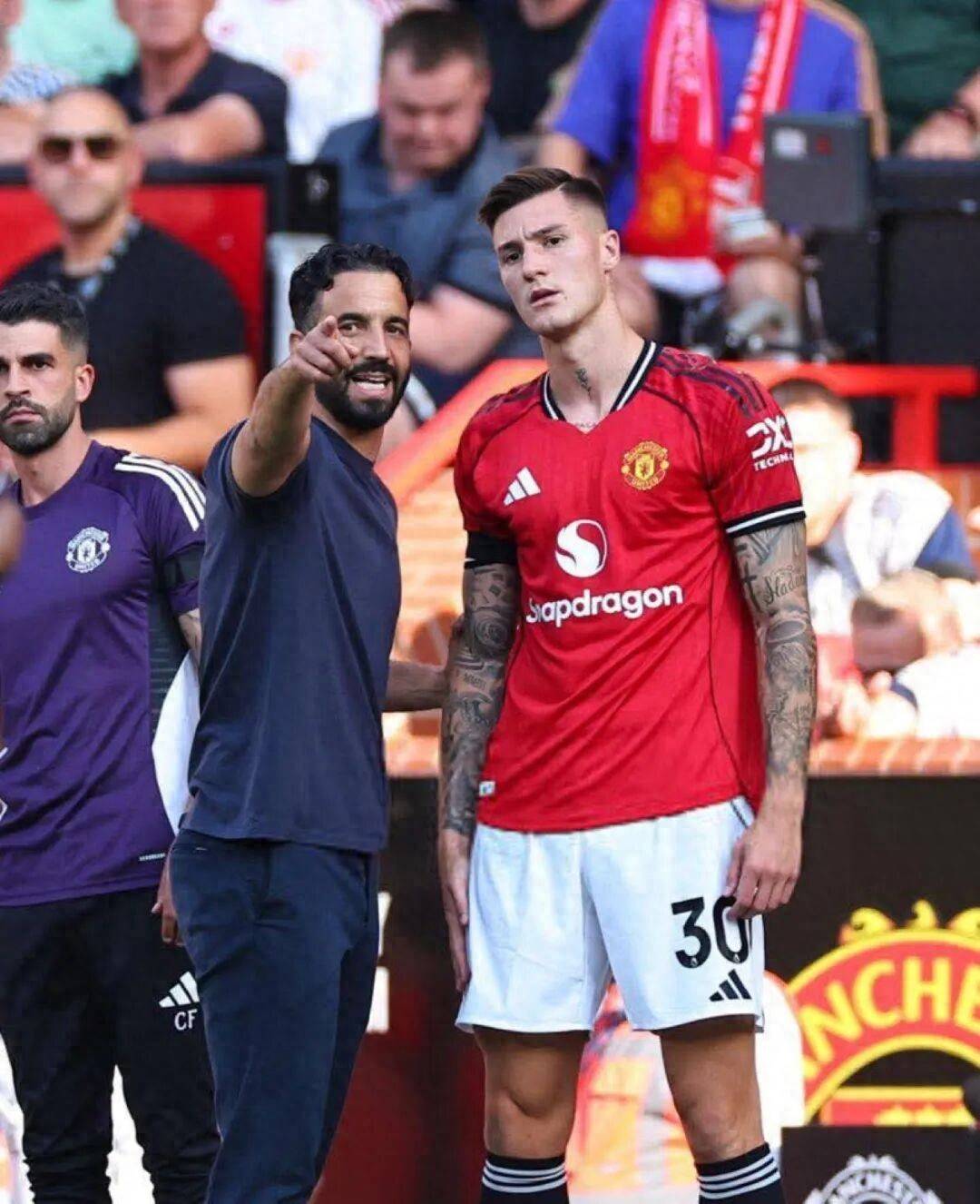 关于曼联新援亮相老特拉福德谢什科领衔点燃球迷热情的信息  第1张