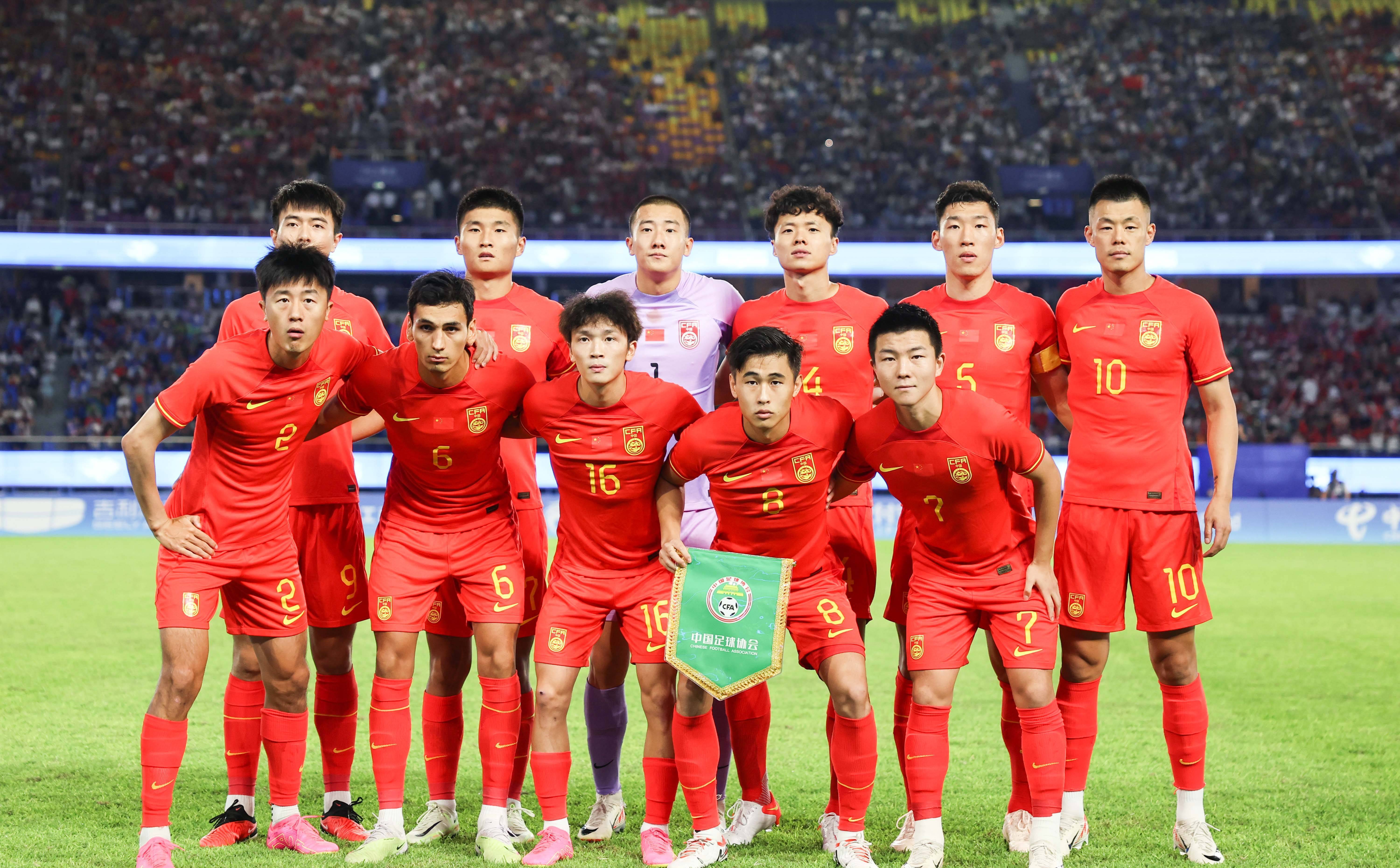 国足赛前训练首发阵容显现塞鸟现身