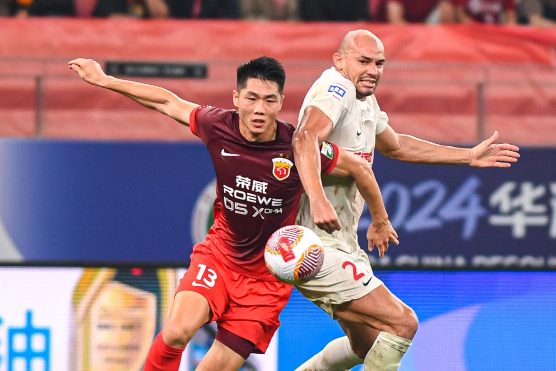 包含成都蓉城将战上海海港两队目前都紧咬榜首的词条