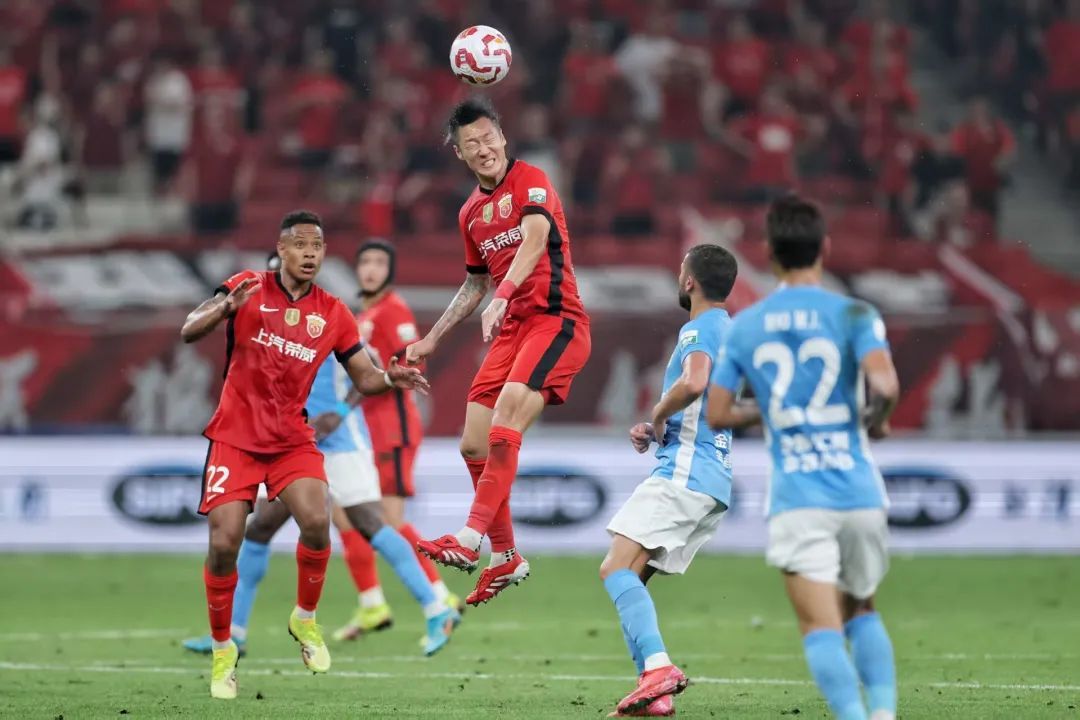 关于上海海港继续领跑中超积分榜客场险胜青岛海牛的信息