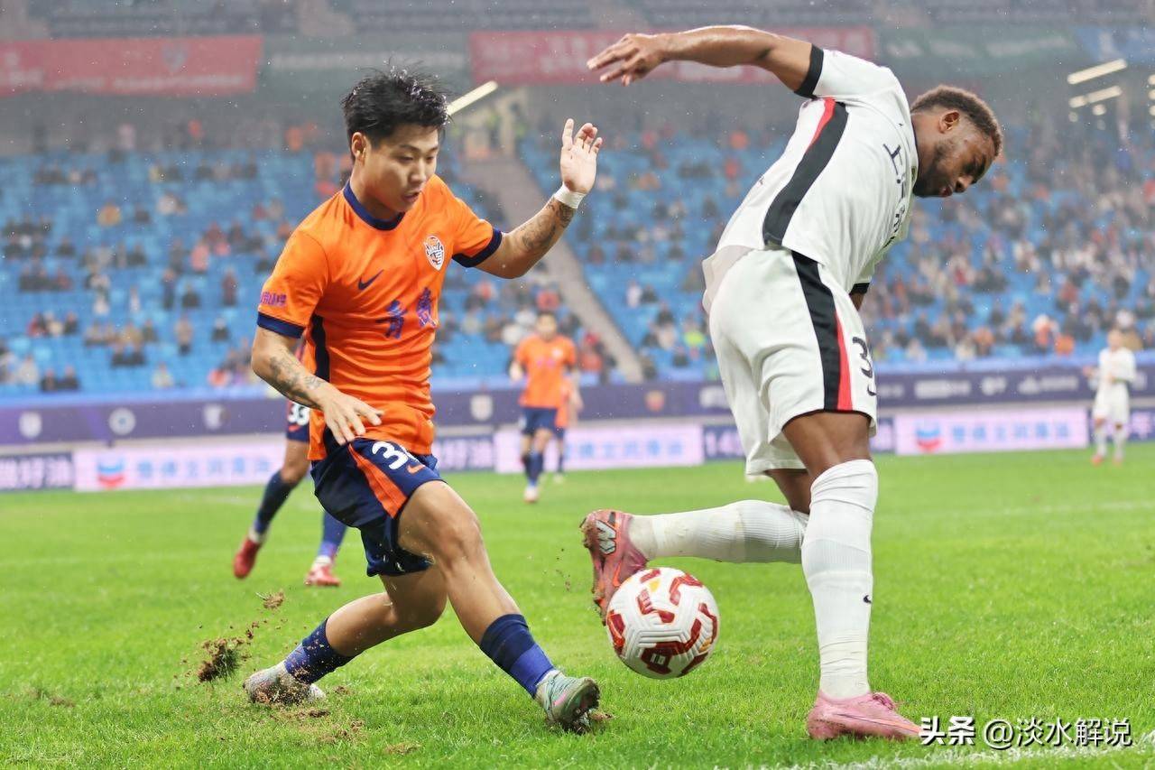 包含中超青岛海牛3-4上海海港莱昂纳多、兰克尔-泽梅开二度李新翔建功的词条  第1张