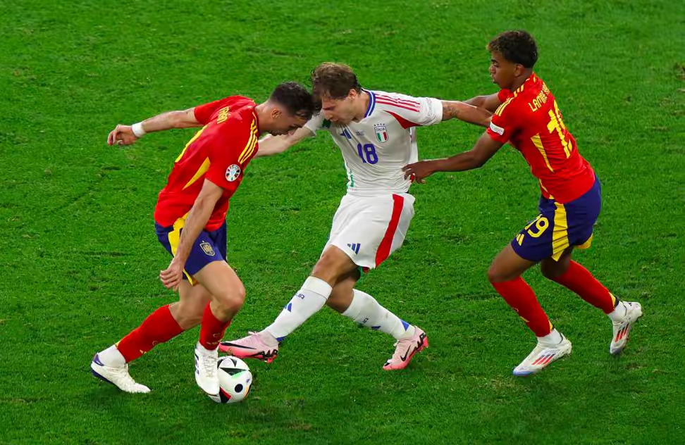 包含西班牙男篮将战意大利男篮两队实力相近的词条