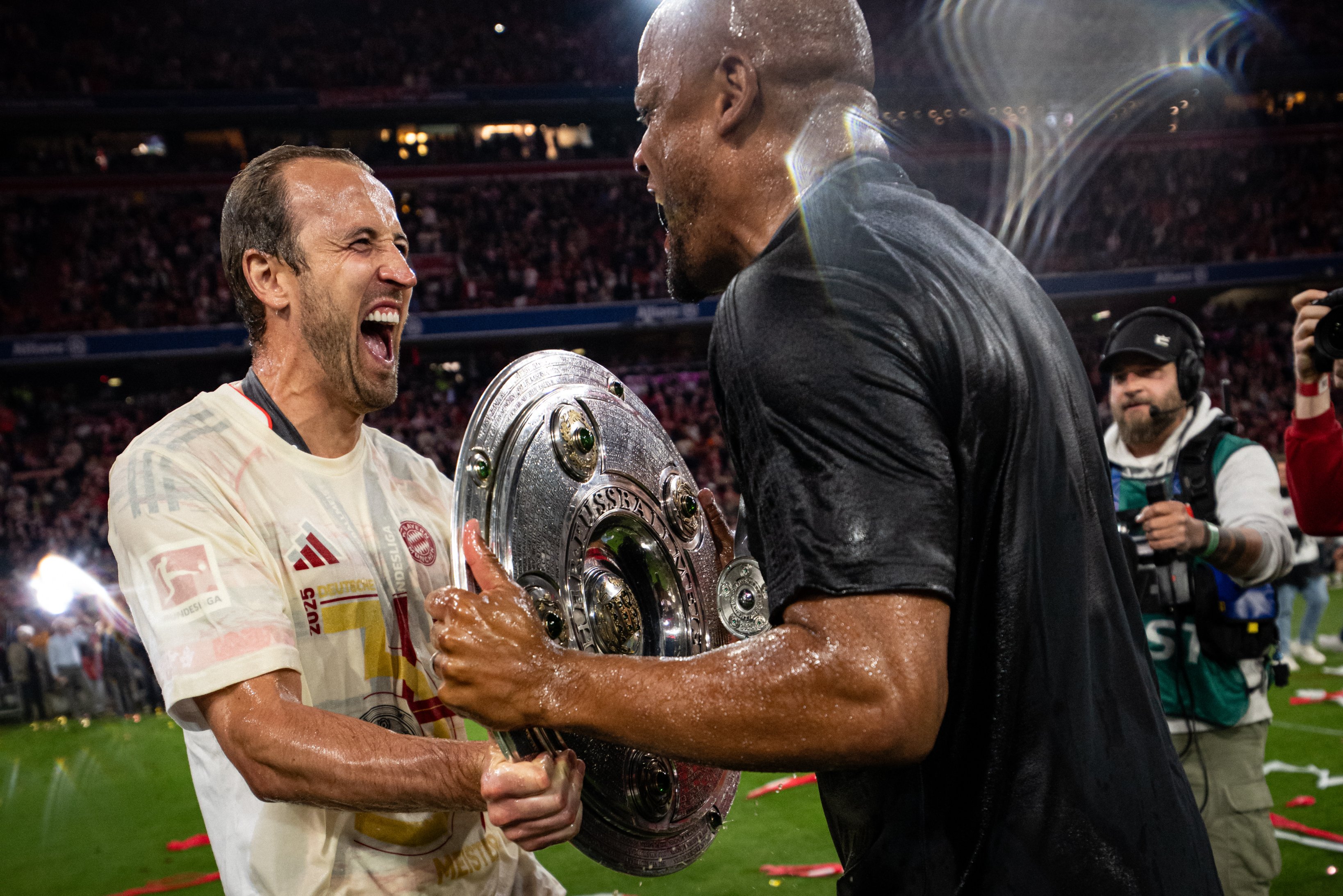 包含奥利塞当选拜仁赛季最佳球员凯恩在投票中排名第三的词条