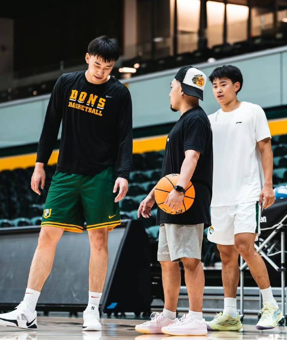 中国男篮杭州热身赛2连胜王俊杰轰下16分3板2助的简单介绍  第1张