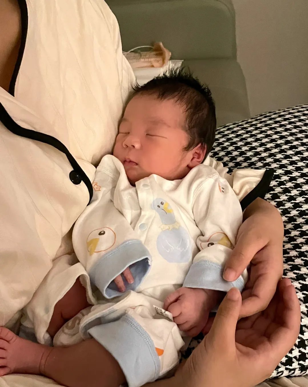 内马尔第四个孩子出生人社交媒体晒出怀抱新生儿照片的简单介绍 第1张 内马尔第四个孩子出生人社交媒体晒出怀抱新生儿照片的简单介绍 第1张