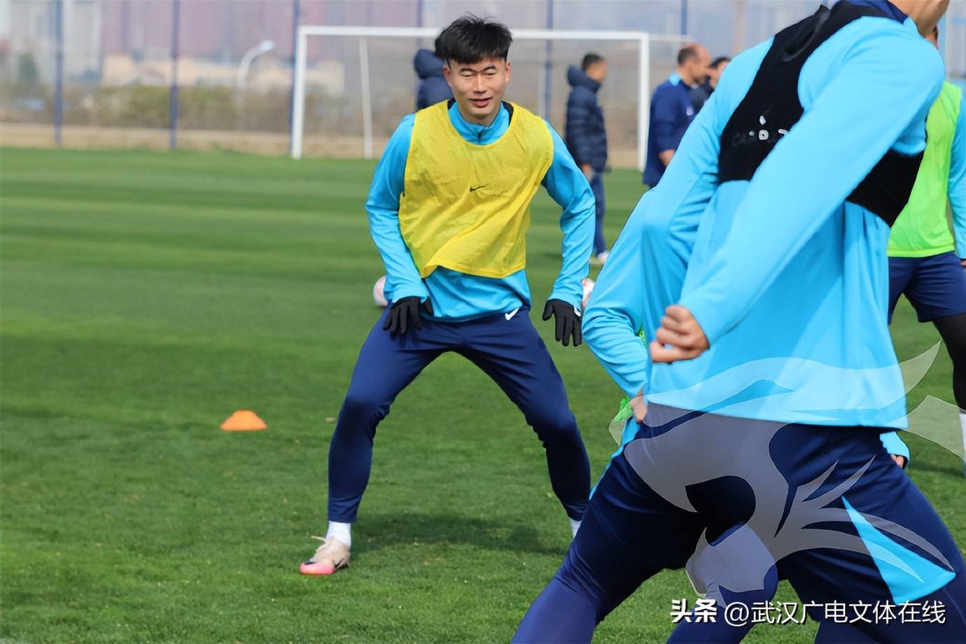 武汉三镇球员缅怀离世球迷手持球迷会员编号的简单介绍