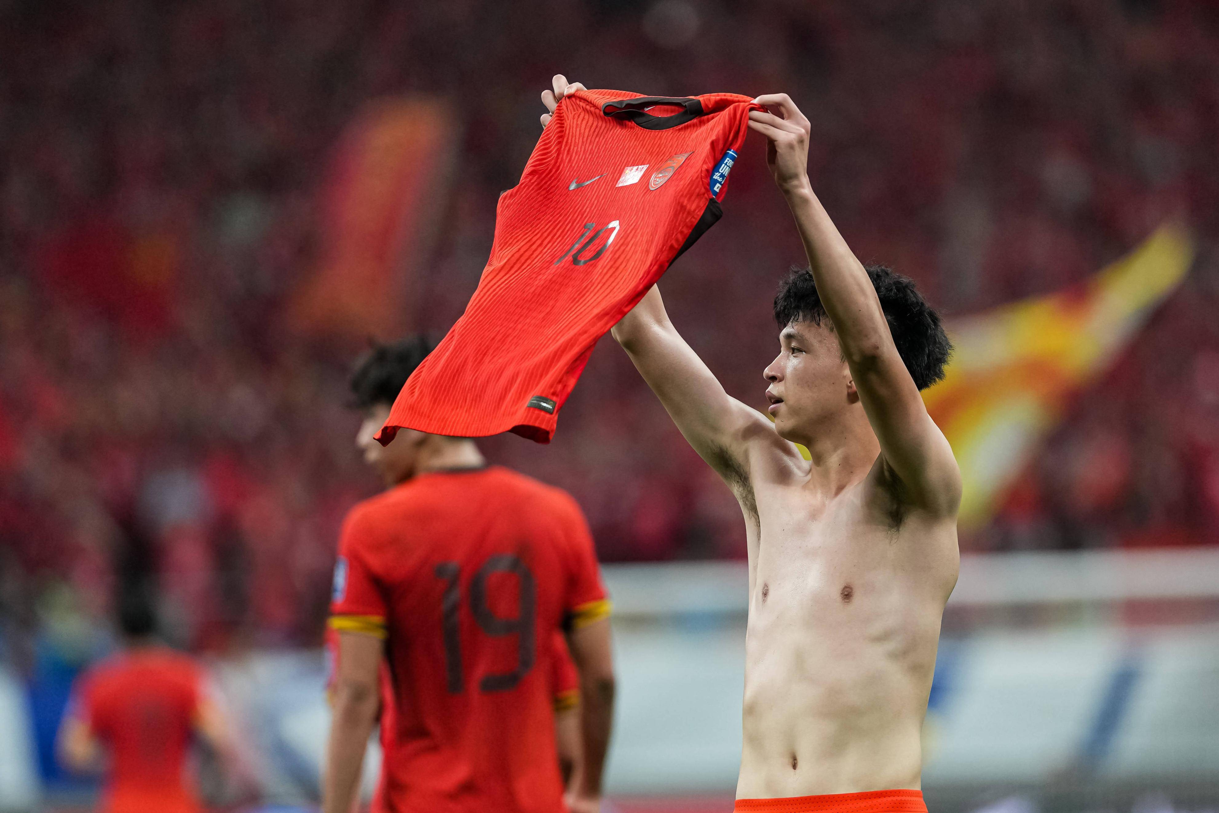 国足补招归化球员侯永永因多位球员受伤预计缺席的简单介绍