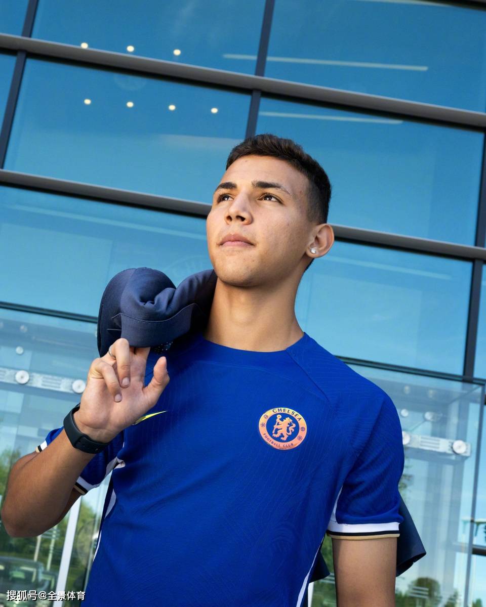 包含勒沃库森官宣签下夸安萨身披4号球衣的词条